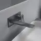 Wandarmatur in mattschwarz von Ideal Standard, mit eckiger Rosette und langem Auslauf, montiert an einer hellen Wand über einem Waschbecken.